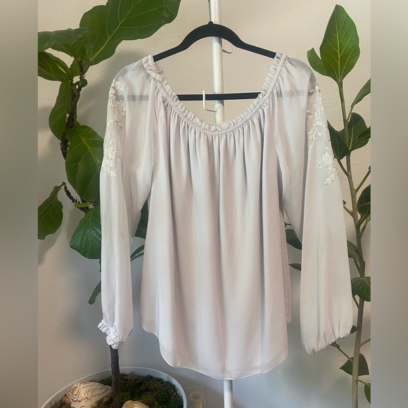 Excellent condition! White House Black Market sheer sleeve blouse, size Large - Picture 3 of 3